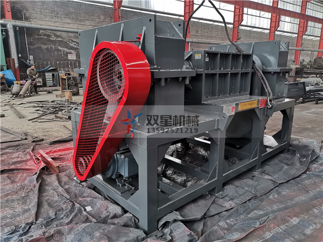 1000金屬桶撕碎機設備現(xiàn)場拍照