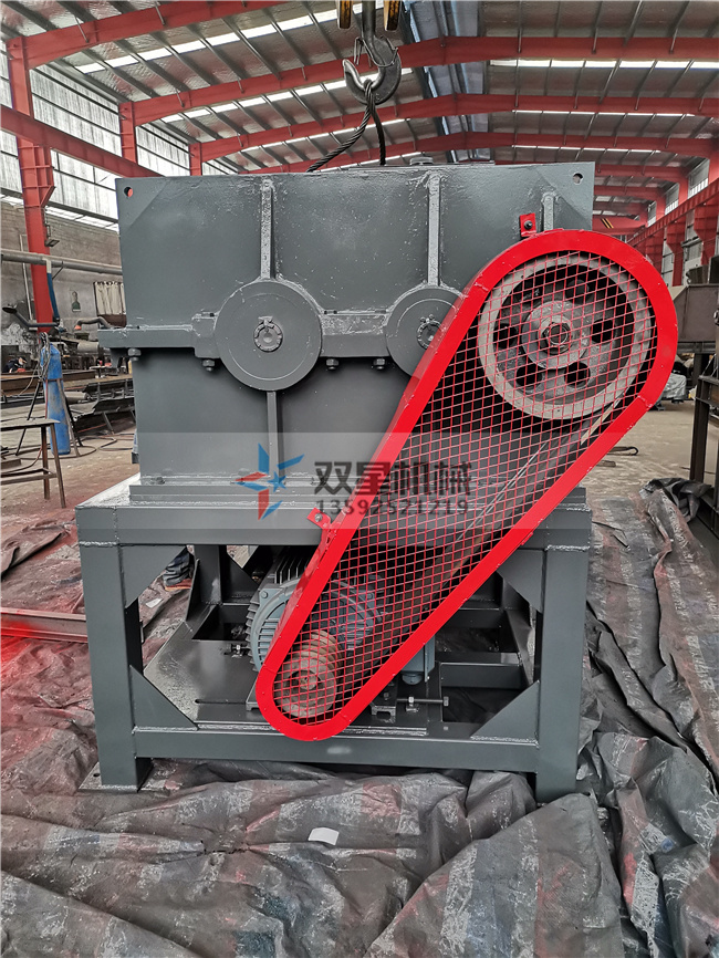 1000金屬桶撕碎機設備現(xiàn)場拍照