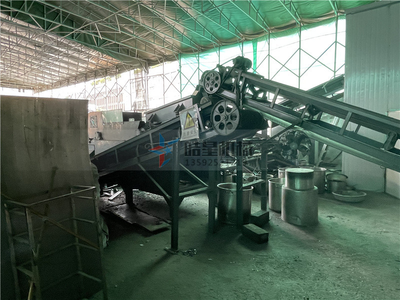 斷橋鋁破碎機(jī)<a href='http://xlfefi.cn/psxl/1279.html' target='_blank'><span>廢鋁破碎</span></a>分選現(xiàn)場(chǎng)