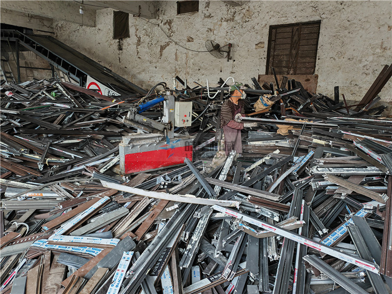 斷橋鋁材料的破碎回收主要用什么設(shè)備？