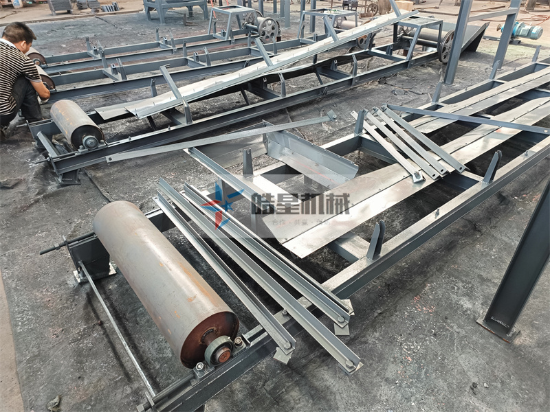 <a href='http://xlfefi.cn' target='_blank'><span>鋁合金破碎機</span></a><a href='http://xlfefi.cn/psxl/1279.html' target='_blank'><span>廢鋁破碎</span></a>分選設(shè)備輸送帶設(shè)備生產(chǎn)現(xiàn)場