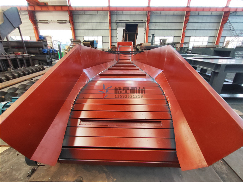 <a href='http://xlfefi.cn/psxl/1278.html' target='_blank'><span>斷橋鋁破碎</span></a>機(jī)配件鏈板輸送帶生產(chǎn)現(xiàn)場(chǎng)實(shí)拍